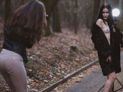 Brunette, Fingring, Kyssing, Lesbisk, Naturlige bryster, Tynn, Stripping, Tenåring