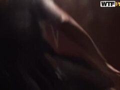 Ruskeahiuksinen, Korkokengät, Stripata, Niellä