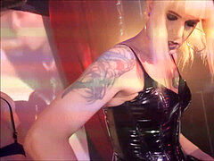 Bdsm, Brunetka, Podpätky, Shemale, Otrok, Tetovanie, Hračky
