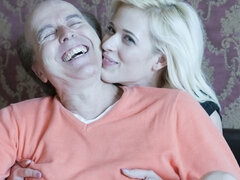 Popó, Szőke, Kutya póz, Ruha, Kézimunka, Csókolózás, Természetes mellek, Tini