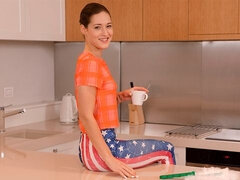 Blondine, Hundestellung, Küche, Lesbisch, Masturbation, Rasiert, Entkleiden, Titten