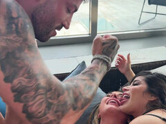 Bionda, Pompino, Brunetta, Da dietro, Hd, Masturbazione, Tette naturali, Terzetto