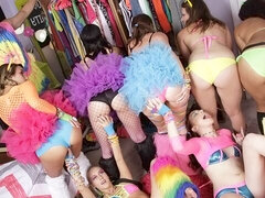 Arsch, Küssen, Lingerie, Masturbation, Natürlichen titten, Party, Rasiert, Entkleiden