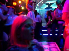 Grosse titten, Bekleidet, Handjob, Küssen, Party, Swingers, Flotter dreier, Nass