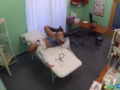 Pik sutte, Doktor, Give finger, Lesbisk, Kontor, Fisse, Uniform, Snugkigger