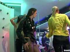 엉덩이, 흑갈색 머리, 가죽, 레즈비언, 파티, 새틴, 샤워, 젖가슴