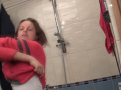 Babe, Brunette, Onani, Naturlig, Naturlige bryster, Kort hår, Dusj, Alene