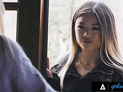 Большие сиськи, Брюнетки, Хд, Лизание, Натуральные сиськи, Юбки, Тату, Втроем