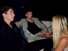 Hatalmas hátsó, Tekintélyes didik, Szőke, Ondó fröcskölés, Dupla behatolás, Csupasz, Szajha, Begyek