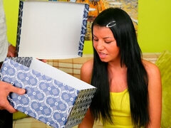 Πίπα, Μελαχροινή, Σε στάση σκύλου στα τέσσερα, Τακούνια, Διαφυλετικό, Φυσικά βυζιά, Κοκκαλιάρης, Έφηβος