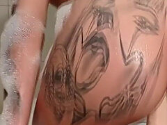 Amatör, Badrum, Stor stjärt, Dildo, Glasögon, Latina, Onani, Tatuering