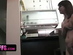 Bruinharig, Brillen, Hd, Lesbisch, Klein, Voorbinddildo, Tiener, Tieten likken