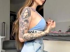 Beauté, Gros seins, Brunette brune, Gym, Mère que j'aimerais baiser, Solo, Tatouage, Nénés