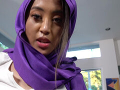 Muslim Alexia Anders does blowjob and handjob