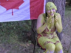 Braunhaarige, Erniedrigung