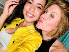 Loiroa, Masturbação, Óculos, Beijar, Lésbica, Masturbação, Mãe gostosa, Xoxota