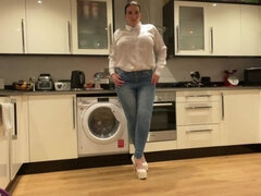 Leie, Grosser arsch, Britisch, Schmuddelige sprache, Absätze, Jeans, Küche, Milf