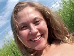 Enthousiasteling, Vingeren, Masturbatie, Natuurlijke tieten, Buiten, Strippen, Tiener, Tieten likken