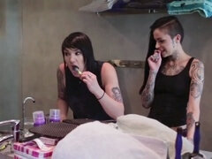 Emotionale dirne, Lesbisch, Orgie, Tätowierung, Flotter dreier