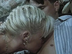 Blonde, Sucer une bite, Brunette brune, Européenne, Italienne, Nue, Plan cul à trois, Rétro ancien