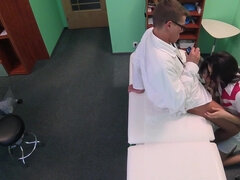 Πίπα, Μελαχροινή, Σε στάση σκύλου στα τέσσερα, Στο πρόσωπο, Μαλακία, Ηδ, Γλείψιμο, Φυσικά βυζιά