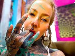 18 jahre, Aus dem arsch in den mund, Fingern, Grufti, Absätze, Dürr, Tätowierung, Titten