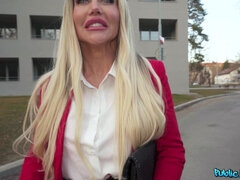 Blonde realtor with stunning curves mesmerizes in a public escapade