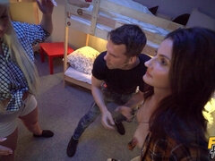 Hálószoba, Cumizás, Két nő, Maszti, Természetes mellek, Nuni, Tetkó, Hármas