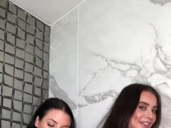 Enthousiasteling, Badpak, Bruinharig, Rondborstig, Lesbisch, Douche, Tieten likken, Nat