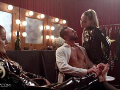 Blondine, Blasen, Braunhaarige, Aufs gesicht abspritzen, Handjob, Lecken, Reiten, Flotter dreier