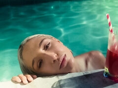 Popó, Seggnyalás, Hatalmas hátsó, Gesztenyebarna, Ujjazás, Csókolózás, Sztrippelés, Tetkó