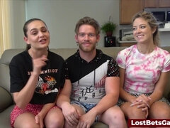 Sucer une bite, Brunette brune, 2 femmes 1 homme, Jeux, Hd, Se déshabiller, Plan cul à trois, Nénés