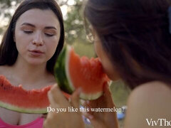 Velika rit, Velike joške, Lezbijke, Lizanje, Samozadovoljevanje, Zunaj, Obrito, Odstranjevanje