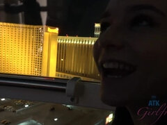 Amatør, Badeværelse, Brunette, Kæreste, Onani, Piercing, Pov, Ryger