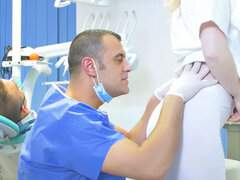 Blondína, Kuřba, Doktor, Bozkávanie, Sestrička, Pička, Kozičky, Uniforma