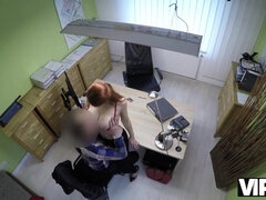 Redhead PAWG Isabella donne son vagin ras� pour baiser pour obtenir un gros pr�t - Hd