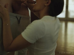 Brunette brune, Plantureuse, Bâillonner, Époux mari, Mature, Chatte, Tatouage, Nénés