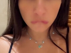 Amateur, Cuarto de baño, Morena, Despelote, Latina, Tetas naturales, Público, Solo