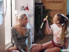 Rumpe, Babe, Blond, Brunette, Fingring, Kjøkken, Lesbisk, Strapon