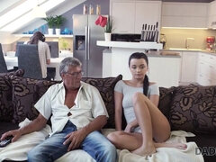 Pik sutte, Brunette, Tjekke, Far, Give finger, Ældre kvinde, Søn, Bryster