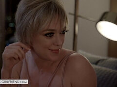 Dee Williams is the hot cougar