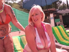Belle grosse femme bgf, Blonde, Hard, Lesbienne, Mature, Mère que j'aimerais baiser, Seins naturels, Piscine