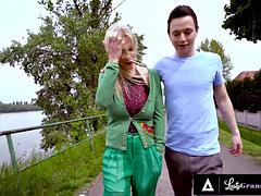 Velik kurac, Velike joške, Blondinka, Fafanje, Babica, Lizanje, Zrela, Joške