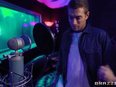 Gros cul, Gros seins, Sucer une bite, Tromperie, Couple, Mère que j'aimerais baiser, Jupe, Épouse