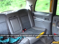 Isot tissit, Auto, Eurooppalainen, Sormetus, Näkökulma pov, Lyhyt tukka, Tatuointi, Tissit