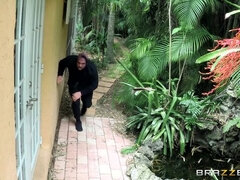 Stora tuttar, Blondin, Verklighet