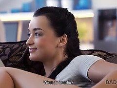 Sucer une bite, Brunette brune, Attrapée, Papa, Hd, Masturbation, Rasée, Adolescente