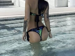 Amatööri, Isot tissit, Bikinit, Ruskeahiuksinen, Uima allas, Soolo, Tatuointi