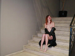 Prstni, Razkazovanje jošk v javnosti, Hotel, Usnje, Rdečelaska