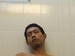 18 jahre, Asiatisch, Bad, Schwul, Indonesisch, Pissen, Solo, Jungendliche (18+)